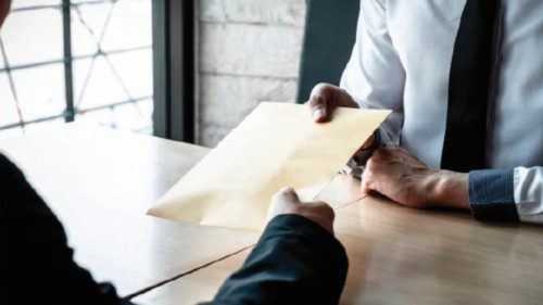  La corruzione ruba il futuro   QUO-293