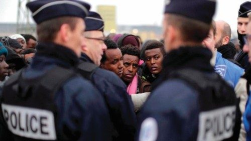  La Francia divisa  dalla legge sull’immigrazione   QUO-294
