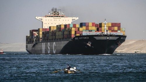 epaselect epa11040954 A Mediterranean Shipping Company (MSC) container ship crosses the Suez Canal ... epaselect epa11040954 A Mediterranean Shipping Company (MSC) container ship crosses the Suez Canal ...