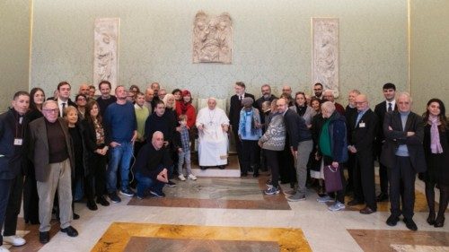  Il Papa incontra «L’Osservatore di strada»  QUO-297