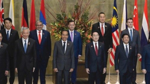 epa11035332 (Front row L-R) Malaysian Prime Minister Anwar Ibrahim, Singaporian Prime Minister Lee ... epa11035332 (Front row L-R) Malaysian Prime Minister Anwar Ibrahim, Singaporian Prime Minister Lee ...