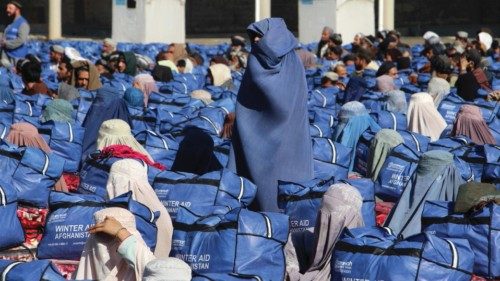 epaselect epa11046754 Afghan families receive winter relief goods distributed by UMMAH Welfare Trust ... epaselect epa11046754 Afghan families receive winter relief goods distributed by UMMAH Welfare Trust ...