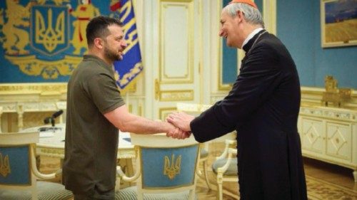 Dall’Ucraina onorificenze ai cardinali Parolin e Zuppi QUO-298 Dall’Ucraina onorificenze ai cardinali Parolin e Zuppi QUO-298