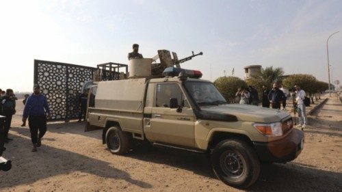 epaselect epa11056976 Members of Iraqi Shiite Popular Mobilization Forces (PMF) near a gate after a ... epaselect epa11056976 Members of Iraqi Shiite Popular Mobilization Forces (PMF) near a gate after a ...