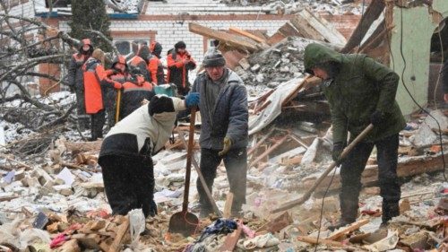 TOPSHOT - Rescuers and local residents clear debris following Russian strikes, in Zmiiv, Kharkiv ... TOPSHOT - Rescuers and local residents clear debris following Russian strikes, in Zmiiv, Kharkiv ...