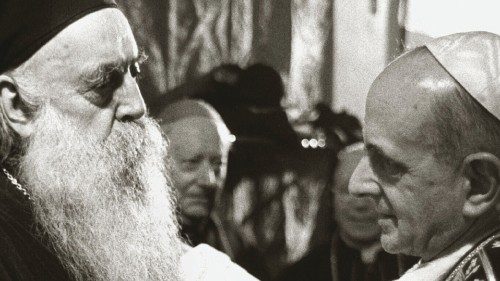 Athenagoras I. (l.), ökumenischer Patriarch von Konstantinopel, und Papst Paul VI. umarmen sich am ...