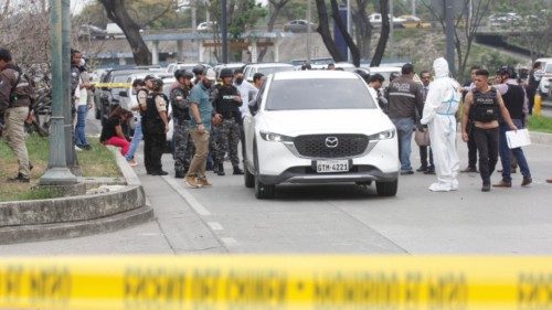 epaselect epa11086056 Police investigate the vehicle riddled with bullet hols in which Ecuadorian ... epaselect epa11086056 Police investigate the vehicle riddled with bullet hols in which Ecuadorian ...
