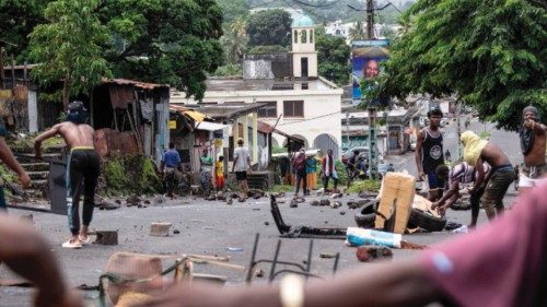 Opposition supporters barricade a road during a demonstration in Moroni on January 17, 2024 ... Opposition supporters barricade a road during a demonstration in Moroni on January 17, 2024 ...
