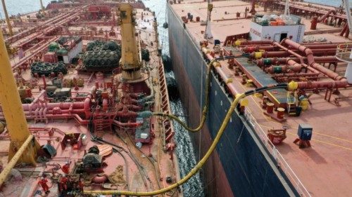 (FILES) Workers gather on the deck of the tanker FSO Safer (L) as they get ready to transfer oil to ... (FILES) Workers gather on the deck of the tanker FSO Safer (L) as they get ready to transfer oil to ...