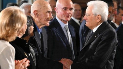Il Presidente della Repubblica, Sergio Mattarella, e Sami Modiano (C), superstite dell'Olocausto, ...