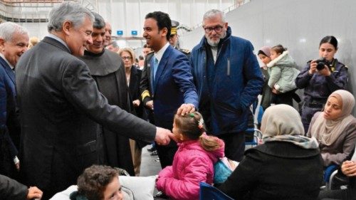 Il ministro degli Esteri Antonio Tajani in occasione dellarrivo della nave Vulcano della Marina al ... Il ministro degli Esteri Antonio Tajani in occasione dellarrivo della nave Vulcano della Marina al ...