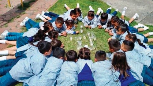  Uno sguardo di speranza per il futuro dei bambini  QUO-030