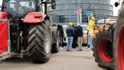 epaselect epa11130701 Farmers with their tractors block the entrance of the European Parliament ...