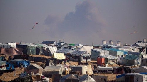 epaselect epa11136396 A camp of internally displaced Palestinians at the Gaza border with Egypt, ... epaselect epa11136396 A camp of internally displaced Palestinians at the Gaza border with Egypt, ...