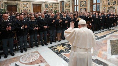 La gente sa che dove c’è la divisa ci si può fidare QUO-034 La gente sa che dove c’è la divisa ci si può fidare QUO-034