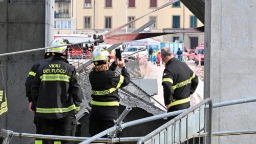 Una trave spezzata nel crollo avvenuto ieri nel cantiere del supermercato di via Mariti a Firenze, ... Una trave spezzata nel crollo avvenuto ieri nel cantiere del supermercato di via Mariti a Firenze, ...
