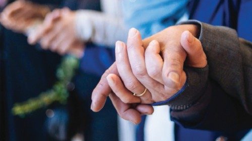 Menschen halten sich an den Händen und beten das Vaterunser am 9. April 2017 in ... Menschen halten sich an den Händen und beten das Vaterunser am 9. April 2017 in ...