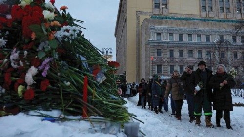 People walk to lay flowers at the Solovetsky Stone monument to the victims of political repressions ... People walk to lay flowers at the Solovetsky Stone monument to the victims of political repressions ...