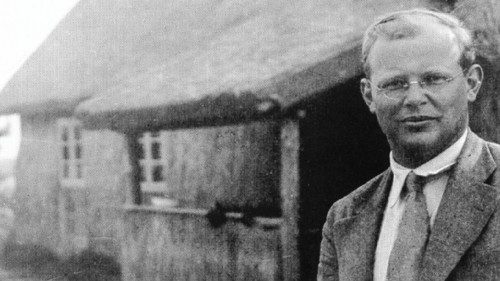 Dietrich Bonhoeffer auf dem Zingsthof bei Barth an der Ostsee. Am 9. April 1945 wurde der Theologe ... Dietrich Bonhoeffer auf dem Zingsthof bei Barth an der Ostsee. Am 9. April 1945 wurde der Theologe ...