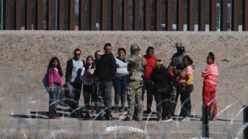 epa11165367 Members of the Texas National Guard prevent the advance of migrants trying to cross the ... epa11165367 Members of the Texas National Guard prevent the advance of migrants trying to cross the ...