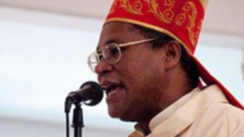  Haiti: il vescovo Dumas  ferito da un’esplosione  QUO-042