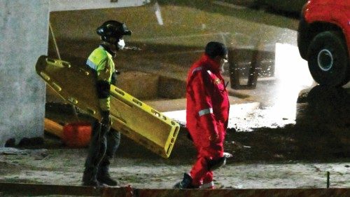Operatori dei Vigili del Fuoco dopo il ritrovamento del quinto e ultimo corpo dell?operaio disperso ... Operatori dei Vigili del Fuoco dopo il ritrovamento del quinto e ultimo corpo dell?operaio disperso ...