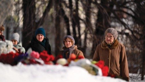 TOPSHOT - People come to lay flowers for late Russian opposition leader Alexei Navalny at the ... TOPSHOT - People come to lay flowers for late Russian opposition leader Alexei Navalny at the ...