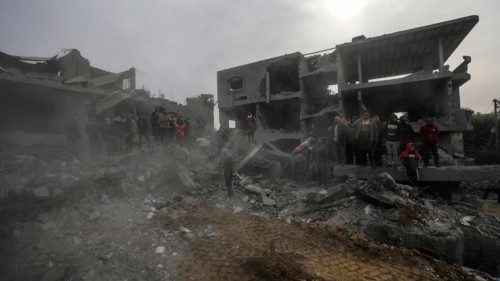 epa11174339 Palestinians search for bodies and survivors among the rubble of a destroyed house ... epa11174339 Palestinians search for bodies and survivors among the rubble of a destroyed house ...