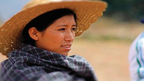  Un impegno a promuovere  dignità e diritti delle donne  QUO-045