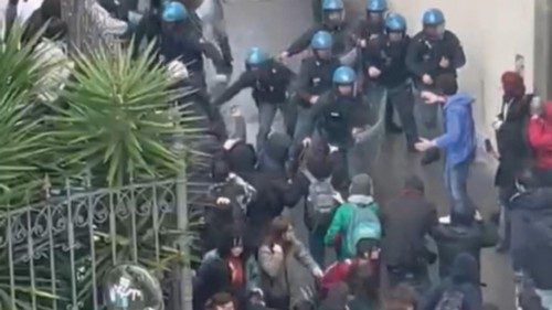 Cariche della polizia in mattinata nel centro di Pisa durante il corteo studentesco che voleva ... Cariche della polizia in mattinata nel centro di Pisa durante il corteo studentesco che voleva ...