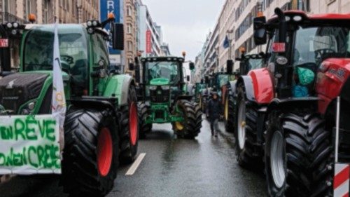 Gli idranti della polizia sono entrati in azione per spegnere i roghi accesi con dei copertoni dagli ... Gli idranti della polizia sono entrati in azione per spegnere i roghi accesi con dei copertoni dagli ...