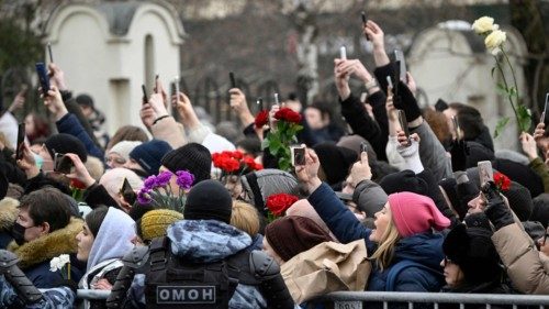 Mourners react as the hearse carrying the coffin of late Russian opposition leader Alexei Navalny ... Mourners react as the hearse carrying the coffin of late Russian opposition leader Alexei Navalny ...