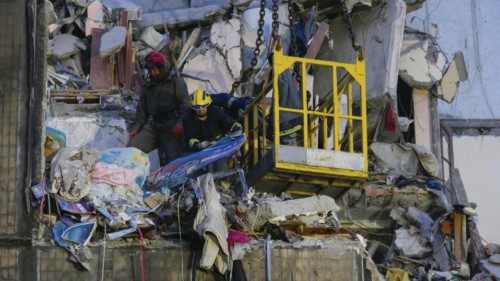 epa11197129 Ukrainian rescuers continue to clean debris on the site of a damaged residential ... epa11197129 Ukrainian rescuers continue to clean debris on the site of a damaged residential ...