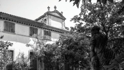 Dalla residenza d’epoca alla rivoluzione epocale QUO-054 Dalla residenza d’epoca alla rivoluzione epocale QUO-054