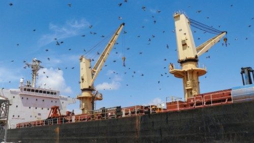 Missili houthi colpiscono un cargo nel Golfo di Aden QUO-054 Missili houthi colpiscono un cargo nel Golfo di Aden QUO-054