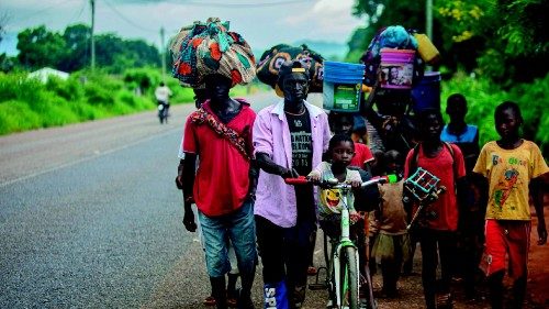 Displaced people from the province of Cabo Delgado walk through the streets of Namapa, Erati ... Displaced people from the province of Cabo Delgado walk through the streets of Namapa, Erati ...