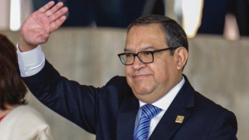 (FILES) Peru's Prime Minister Alberto Otarola (R) waves to journalists upon his arrival at Itamaraty ... (FILES) Peru's Prime Minister Alberto Otarola (R) waves to journalists upon his arrival at Itamaraty ...