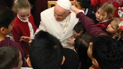 L’abbraccio della “Chiesa dei piccoli” QUO-056 L’abbraccio della “Chiesa dei piccoli” QUO-056