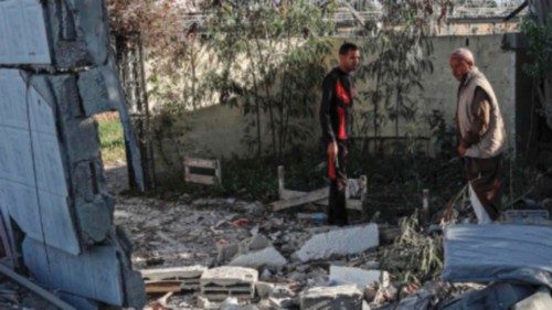 Palestinians search for their belongings amid the rubble of houses destroyed by Israeli bombardment ... Palestinians search for their belongings amid the rubble of houses destroyed by Israeli bombardment ...