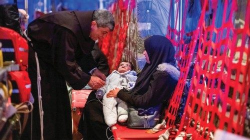 Padre Ibrahim Faltas accoglie i gazawi all’interno dell’aereo atterrato a Ciampino stanotte (foto: George Jaraiseh) Padre Ibrahim Faltas accoglie i gazawi all’interno dell’aereo atterrato a Ciampino stanotte (foto: George Jaraiseh)