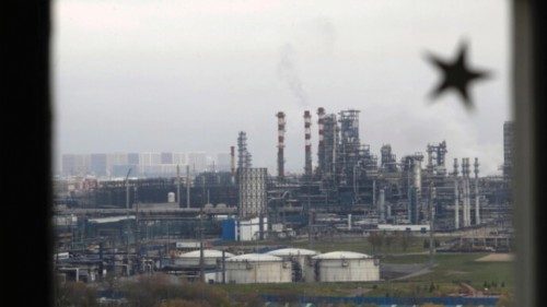  Droni ucraini colpiscono raffinerie di carburante in Russia  QUO-060