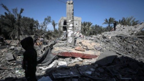 epaselect epa11218269 A Palestinian child looks on as he stands in the rubble of a destroyed house ... epaselect epa11218269 A Palestinian child looks on as he stands in the rubble of a destroyed house ...