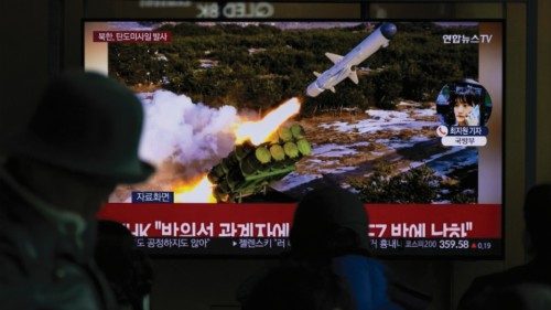 epaselect epa11227287 People watch the news at a station in Seoul, South Korea, 18 March 2024. ... epaselect epa11227287 People watch the news at a station in Seoul, South Korea, 18 March 2024. ...