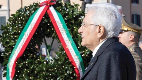- Il Presidente Sergio Mattarella in occasione della deposizione di una corona dalloro sulla Tomba ... - Il Presidente Sergio Mattarella in occasione della deposizione di una corona dalloro sulla Tomba ...