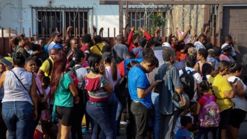 epa11230017 Migrants remain in the facilities of the Mexican Commission for Refugee Aid (Comar) in ... epa11230017 Migrants remain in the facilities of the Mexican Commission for Refugee Aid (Comar) in ...