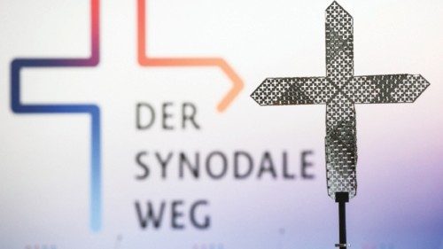 Das gelochte Metallkreuz und das Logo des Synodalen Weges auf der dritten Synodalversammlung am 3. ... Das gelochte Metallkreuz und das Logo des Synodalen Weges auf der dritten Synodalversammlung am 3. ...