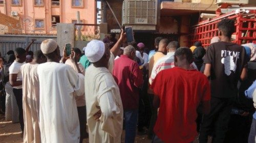 Residents and displaced people try to access the internet via Starlink in the city of Omdurman, ... Residents and displaced people try to access the internet via Starlink in the city of Omdurman, ...