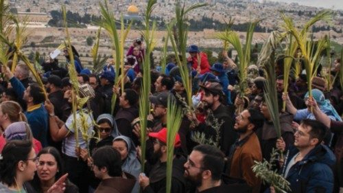  Dalla Passione alla Risurrezione per una Pasqua di pace  QUO-071