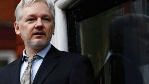  La Corte di Londra  concede l’appello  contro l’estradizione  di Assange  QUO-071