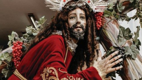  Chiamati a camminare con Cristo aggrappati alla sua Croce  QUO-072